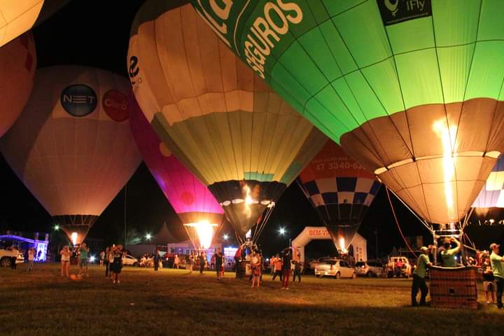 Cais Embarcadero recebeu lançamento do Festival Internacional de Balonismo de Torres.  Na última terça-feira, 15 de março,  Cais Embarcadero, localizado na Avenida Mauá em Porto Alegre recebeu o evento de lançamento do Festival Internacional de Balonismo, que já está na sua 32ª edição, organizado pela Prefeitura Municipal de Torres. Serão 70 balões competitivos de diferentes países e cinco shows nacionais confirmados entre os dias 14 e 24 de abril, no Parque Odilo Webber Rodrigues, em Torres.  O coquetel do evento de lançamento aconteceu às 17h com participação de autoridades, imprensa e demais convidados.  Na coletiva  o Deputado Ronaldo Santini, Secretário do Turismo do RS  destacou a importância de fomentar a Indústria do  Turismo no litoral durante todo o ano. A última edição atraiu aproximadamente 300 mil pessoas no Parque. Em razão da pandemia não ocorreu o Festival em 2020 e 2021 e agora ele retorna com muitas novidades e dez dias de evento. Diariamente serão realizadas duas provas pelos balonistas e outra grande atração do Festival será o Night Glow, espetáculo de balões iluminados.  Além dos tradicionais balões em forma de “gota”, o Festival terá também a participação de balões de formatos especiais. O evento, que é o maior da América Latina na área, é uma realização da Prefeitura, por meio da Secretaria Municipal de Turismo. A iniciativa já está consagrando Torres como a Capital Brasileira do Balonismo.  Shows nacionais estarão presentes no Festival, confira os dias das apresentações:   15/4 Vitão e Matuê,16/4 Luan Santana, 23/4 Michel Teló e 24/4 Turma do Pagode. Destaques locais também serão promovidos durante o Festival nos eventos das Tendas e das Feiras.  O prefeito Carlos Souza, acompanhado da primeira Dama Susi Souza em nome do município de Torres, convidou a todos para esta grande festa que gera empregos e renda para o Município.