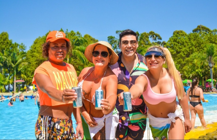 O Acqua Lokos se despediu da Temporada Verão, mas já disponibiliza atrações novamente. Para quem ama a estação repleta de energia e alto astral, a partir do dia 12 de março, começou a Temporada Verão Pocket, com sábados, domingos e principais feriados de parque aberto, das 10h às 17h, para refrescar e divertir a todos os visitantes. A Temporada Verão Pocket segue até o dia 1º de maio. Neste período, os clientes podem aproveitar muito a Área Aquática Pocket com a Piscina com Ondas, o Playground dos Elefantes, o Kamikaze 22 e os toboáguas do Complexo do Vulcão, por exemplo, assim como os brinquedos da Área Diversão e as atrações da Área Fazenda, com passeio a cavalo e de charrete, e muito mais. Além disso, seguem disponíveis as atrações Top Fun, com pagamento à parte, com o arvorismo, tirolesa, escalada, paintball, tiro ao alvo, quadriciclos e a Casa do Terror. A Praça de Alimentação e os demais serviços localizados na Área Aquática Pocket e Diversão também funcionam nesta temporada. Os passaportes da Temporada VerãoPocket 1 Dia têm valor diferenciado, comprando no site - www.acqualokos. com.br -, call center, revendedores e pontos de venda oficiais no Litoral. HOTEL ABERTO O ANO TODO No Acqua Lokos, o hotel está aberto o ano todo, com chalés confortáveis cercados de natureza. Os espaços acomodam até cinco pessoas, com ar-condicionado split, banheiro privativo, estacionamento, e muito mais. Na área do hotel, os hóspedes contam com piscinas aquecidas ao ar livre, bicicletas gratuitas, sala de jogos, apresentações culturais, passeios guiados pela mata nativa, dentre outras atrações. Durante a Temporada Verão Pocket haverá dois pacotes especiais de hospedagem para os feriados de Páscoa e Tiradentes. Mais informações com o call center pelos telefones 51 9 9938-6398 ou 51 9 9913-2379. Texto Bernardo Guedes