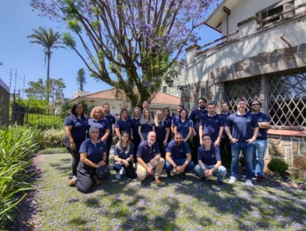 Software de gestão para imobiliárias vê demanda crescer O Sistema Imobiliar é utilizado por grandes imobiliárias da região Metropolitana, interior do Rio Grande do Sul, São Paulo e Distrito Federal. Com o foco em auxiliar imobiliárias na gestão das áreas administrativas, financeiras e fiscais, a Inetsoft viu sua demanda saltar no último ano. A empresa, fundada em 1993, teve um aumento de 150% no número de novos clientes que investiram no Sistema Imobiliar, de 2020 para 2021. Entre os 130 clientes ativos estão importantes nomes como Auxiliadora Predial, Guarida Imóveis e Crédito Real, na Região Metropolitana de Porto Alegre, Casarão, em Pelotas, Predial Conventos, em Passo Fundo, e TRK, em São 600 mil unidades de imóveis em todo o Brasil administradas pelo sistema, tanto em locação, quanto em administração de condomínios. A receita de sucesso do software combina 3 pontos principais. Alto rigor na parte financeira, rapidez no suporte, com média de atendimento de 90 minutos, e API aberta que possibilita integração sem custo com demais plataformas utilizadas pelas imobiliárias. Além disso, a versão web permitirá que o sistema seja acessado através de smartphones e tablets. “A necessidade de digitalização provocada pelo isolamento social acelerou um processo que estava em andamento. Já havia uma demanda por plataformas que gerassem maior produtividade, liberando as equipes para a busca de novos negócios. Muitas imobiliárias ainda realizam lançamento de notas fiscais, cobranças bancárias e impostos de forma manual e estãovendo a necessidade de ferramentas que auxiliem a manter os negócios saudáveis durante a pandemia”, afirma Júlio Arcari, Sócio Diretor da Inetsoft. Sobre a Inetsoft Fundada em 1993, em Porto Alegre, a Inetsoft nasceu da sociedade entre Carolina Staud, Diretora de Suporte, Júlio Arcari, Diretor Comercial e de Marketing e Heitor Azzi, Diretor de Tecnologia. Hoje um time de 25 colaboradores busca as melhores soluções para auxiliar a gestão dos negócios dos clientes do Sistema Imobiliar. Desde 2018 a empresa tem como sede uma bela casa no Bairro Petrópolis, o imóvel faz parte da lista de bens tombados em Porto Alegre, não podendo ter sua estrutura e características modificadas. O espaço de trabalho é também um espaço de convivência, com jardim, horta e churrasqueira. DuJour Comunicação